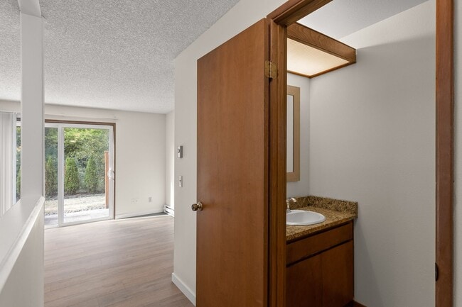 Building Photo - END UNIT!!  2 BEDROOM & 1 .5 BATH TOWNHOUSE