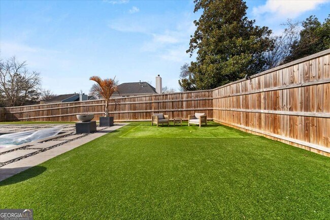 Foto del edificio - 425 Mikasa Dr