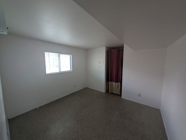 Foto del edificio - 4 Plex - 2 Bedroom Unit and 1 Bath for Rent.