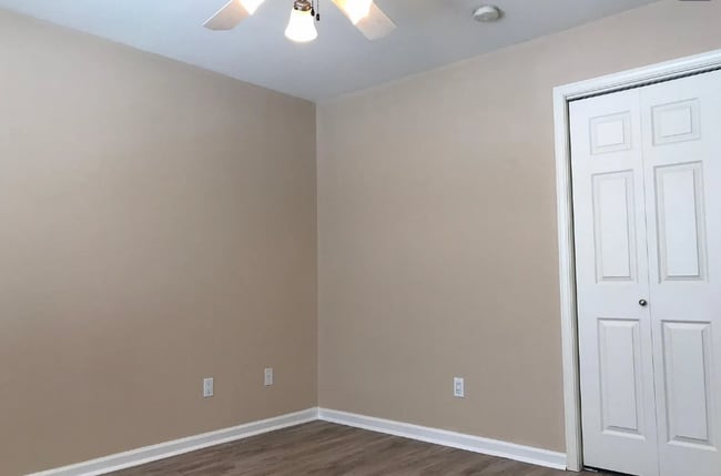 Building Photo - 208 Red Bud Dr