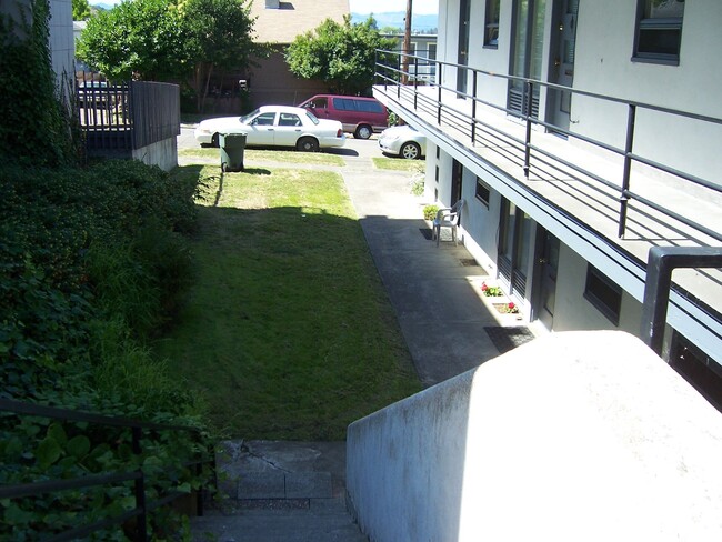 Building Photo - 447 SE Chadwick St