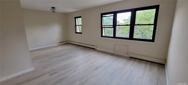 Foto del edificio - 240- 10-240-69 69th Ave