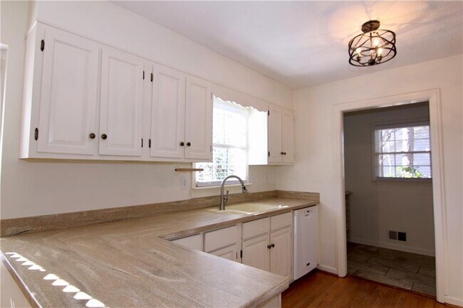 Foto del edificio - 1845 S Johnson Ferry Rd NE