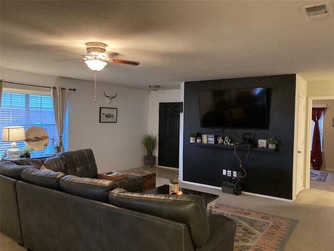 Building Photo - 204 Equestrian Dr
