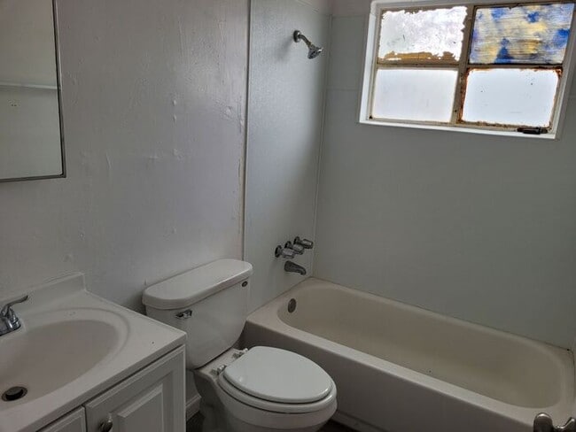 Building Photo - 2 bedroom