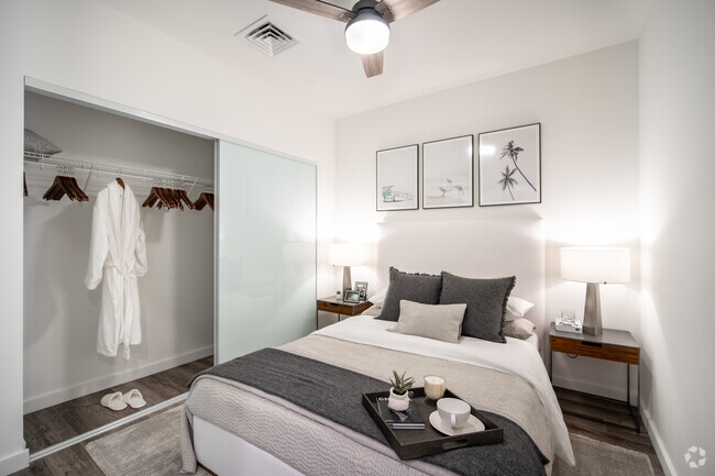 Dormitorio con puertas corredizas de armario esmerilado - The Residences at Bishop Place