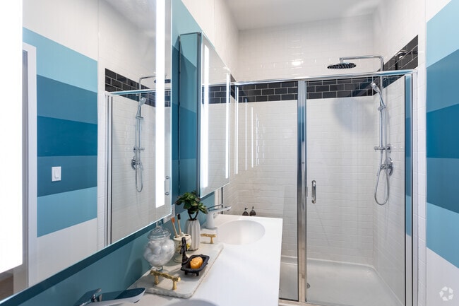 Walk In Shower - 1989 Main