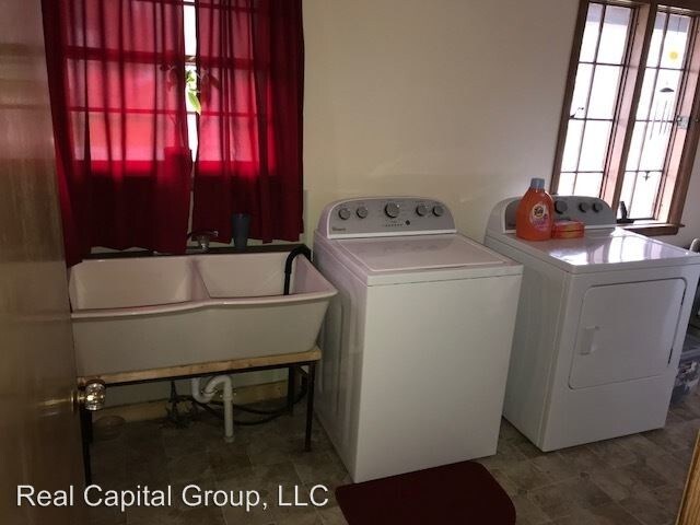 Building Photo - 3 br, 1.5 bath House - 42 Bayberry Rd