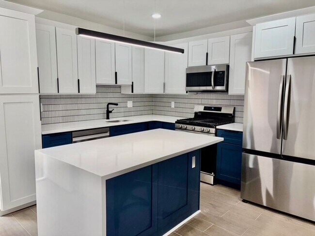 Foto del edificio - Brand New Dickinson Narrows Bi-Level 4bd/2bth