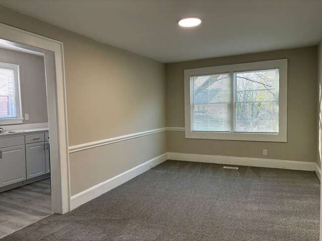 Building Photo - 2 Bedroom, 1 Bathroom Apartment in Reidsville!