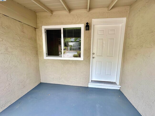 Building Photo - 1570 Boulevard Way
