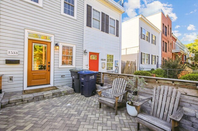 Foto del edificio - Spiffy 3 Bedroom, 2 Full Bathroom Rowhome ...