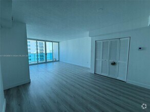 Building Photo - 7501 E Treasure Dr