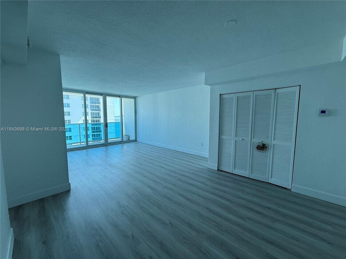 Foto principal - 7501 E Treasure Dr