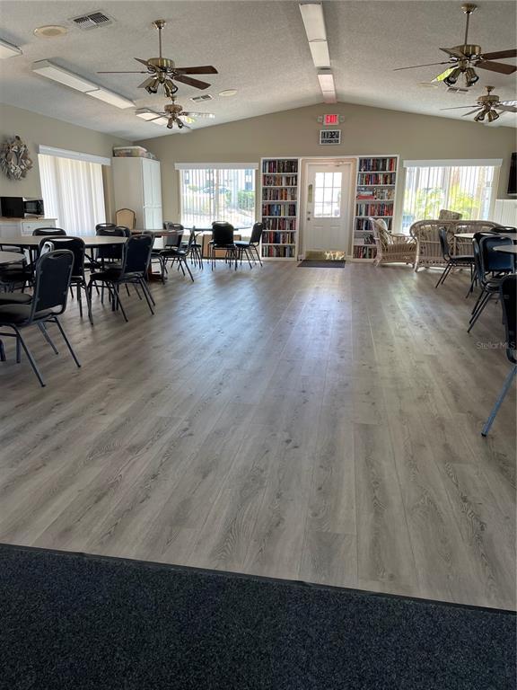Foto del edificio - 2642 Pine Ridge Way S