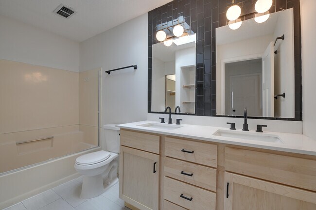 Baño completo en la planta superior - 2042 Pathways Dr