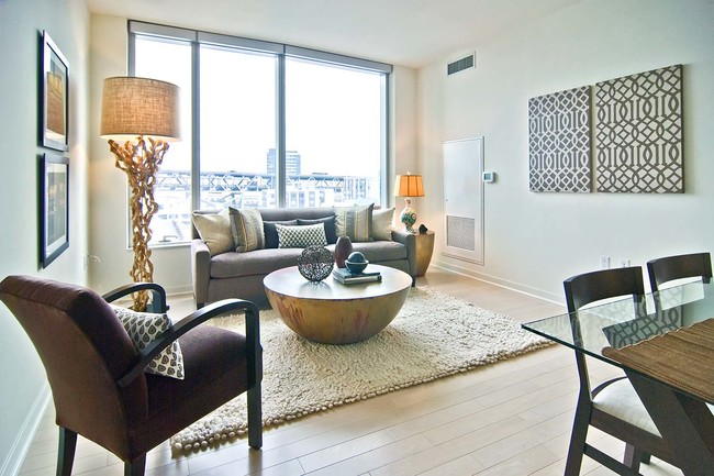 Building Photo - Infinity Condo with Water Views