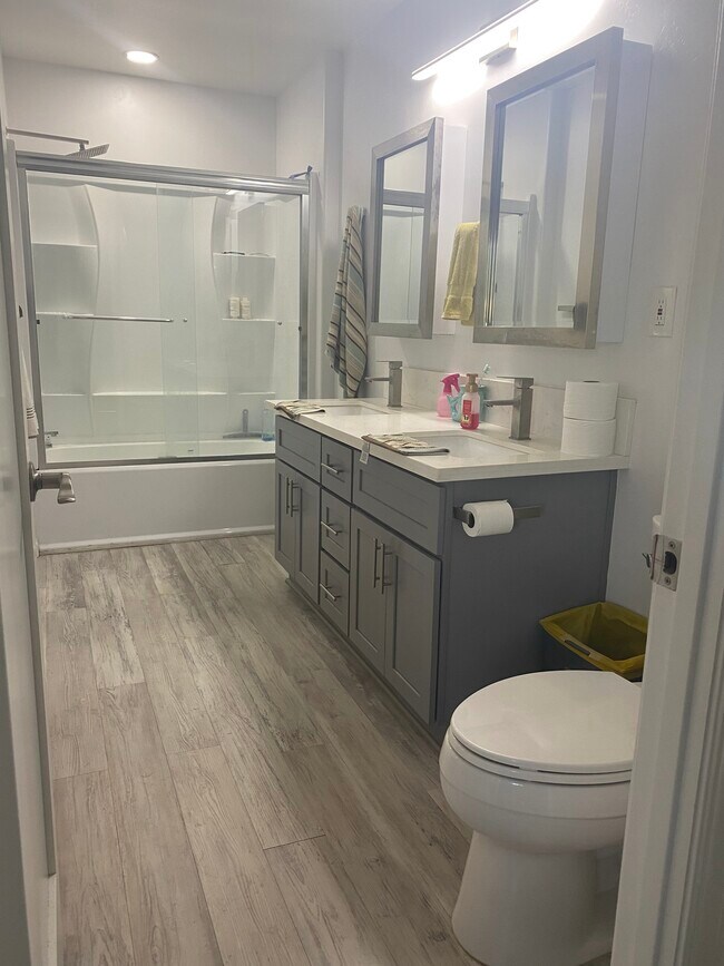 Lavabo doble con una bonita ducha y bañera. - 9234 -9236 Winter Gardens Blvd