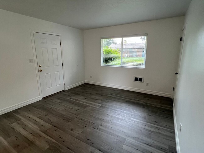 Building Photo - Remodeled Two Bedroom in Gresham Oregon