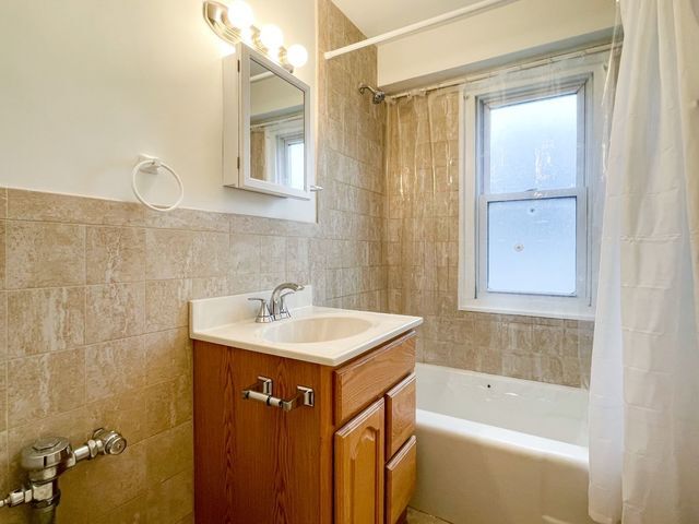 Building Photo - 2909 N Sheridan Rd