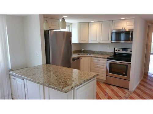 Foto del edificio - 720 Bayshore Dr