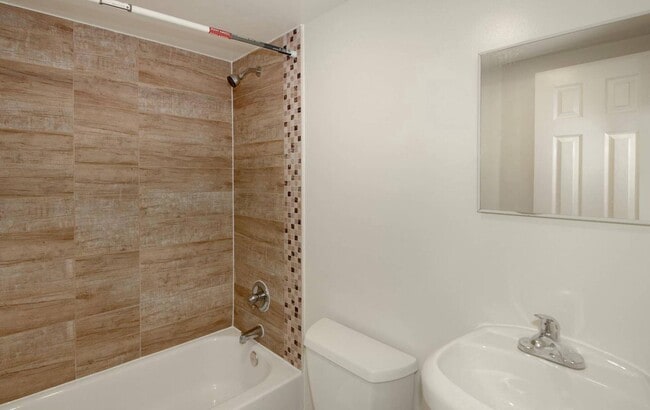 Building Photo - 212 Orange St SE