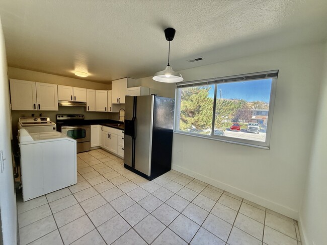 Foto del edificio - 768 N Redwood Rd