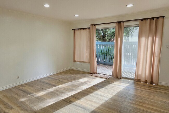 Building Photo - Beautiful 2 Bedrooms, 1 Bath Condo in Grea...