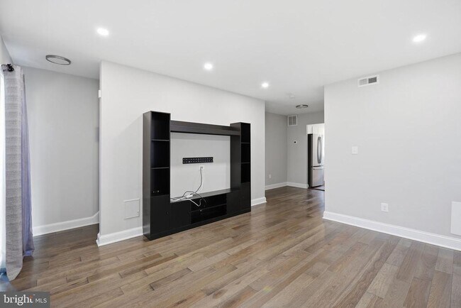 Building Photo - 422 Burbank St SE