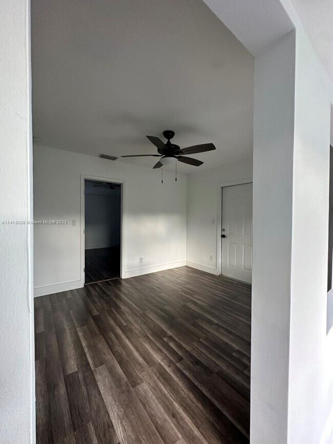 Foto del edificio - 940 NW 22nd Ct
