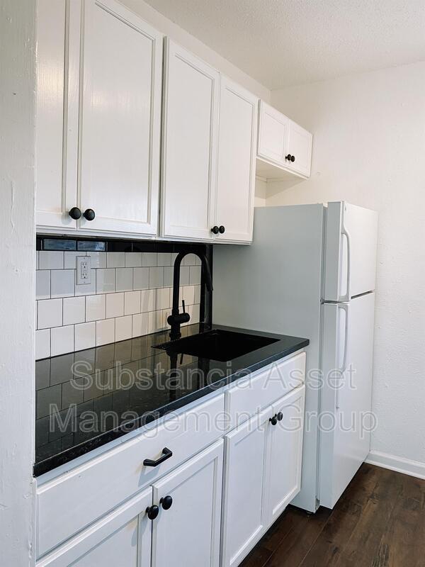 Building Photo - 1722 N Lindsay Ave