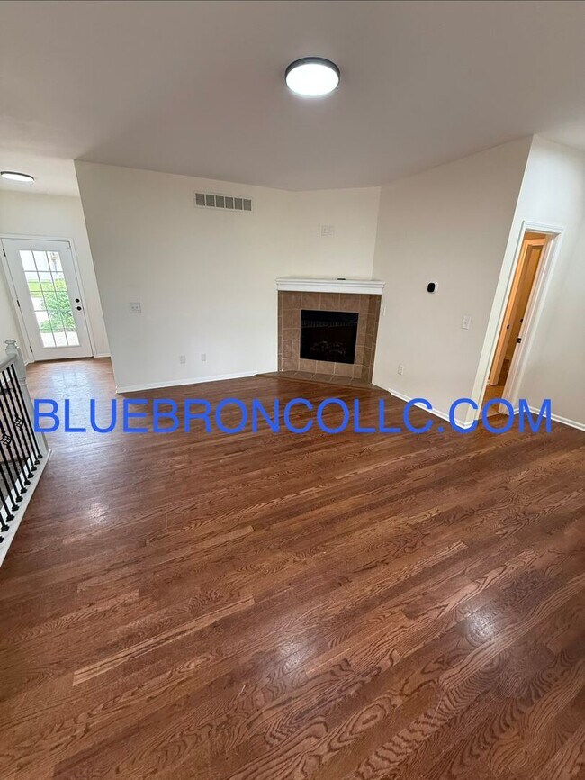 Building Photo - Completely renovated 3 bedroom unit with modern finishes and beautiful views.