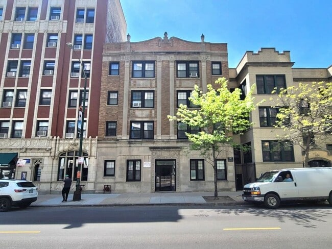 Building Photo - 549 W Belmont Ave