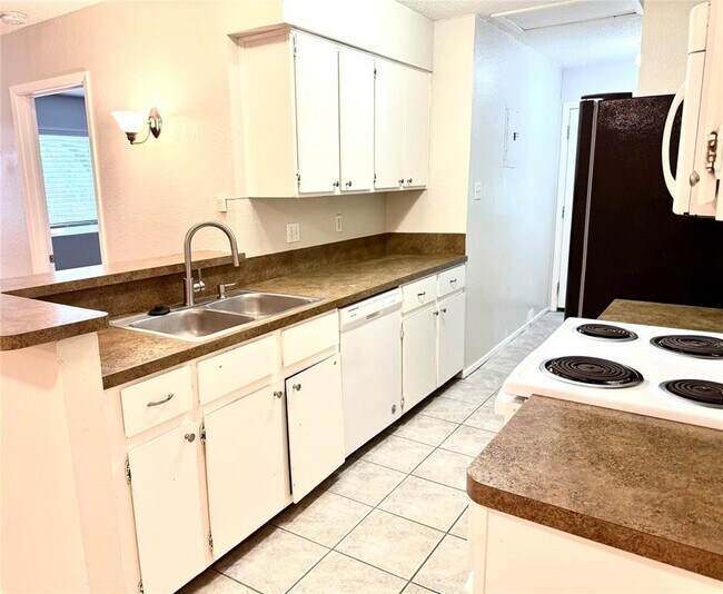 Foto del edificio - 9901 Hundred Oaks Cir