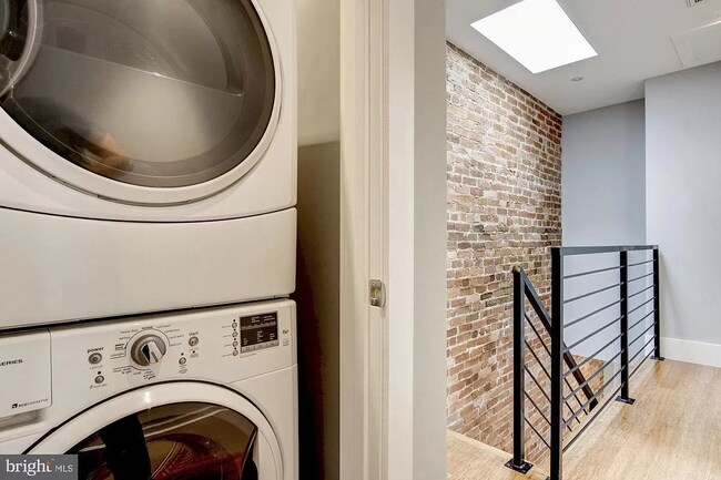 Washer/Dryer - 39 V St NE