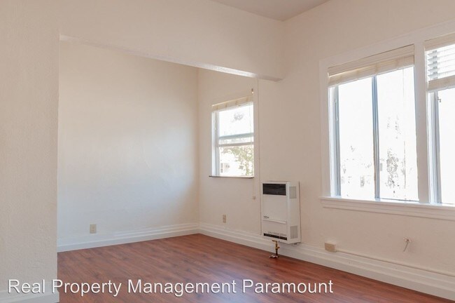 Building Photo - 910 W 41st St