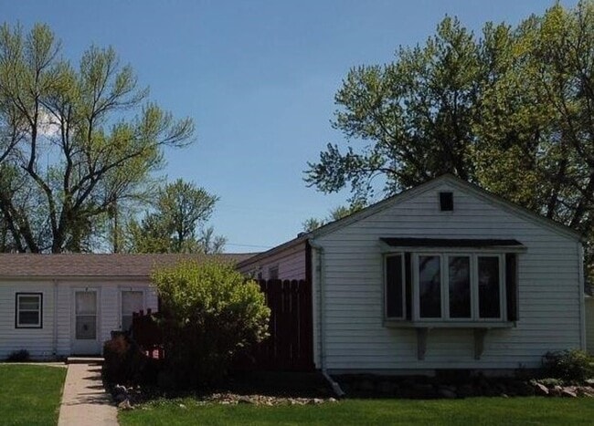 Building Photo - 3 Bedroom, 2 Bath House With All the Charm and Space You Need!