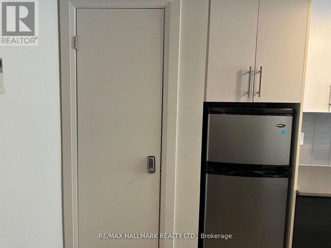 Building Photo - 595 St Clair Ave W