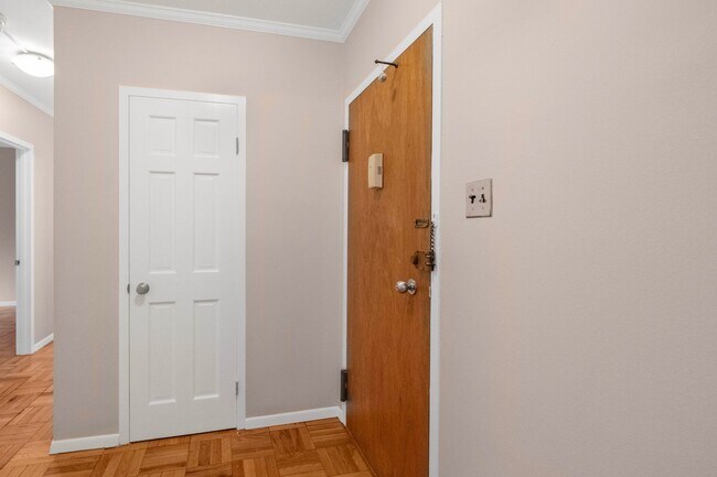 Foto del edificio - Charming 2 BR/1 BA Condo in Cathedral Heig...
