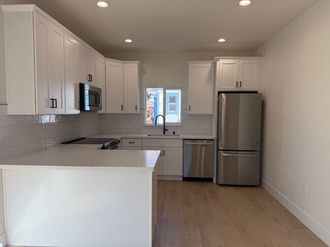 Building Photo - New 600 Sqft. 2 Bedroom 1 Bath Condo in Downtown Sacramento