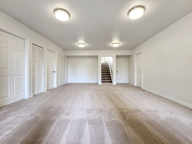 Building Photo - Luxurious 2-Story Home in Somerset with Ab...