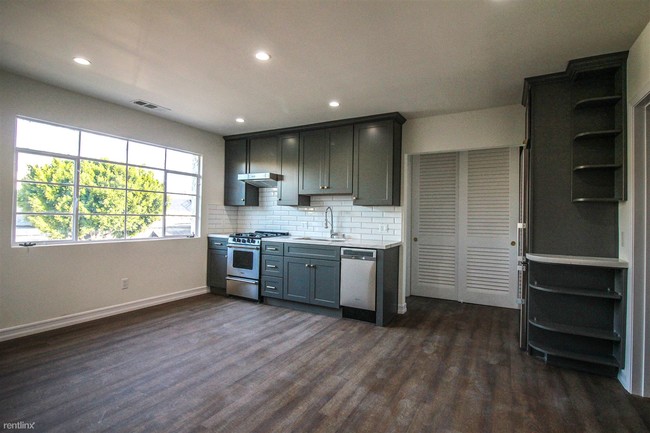 Building Photo - 135 South La Brea Ave