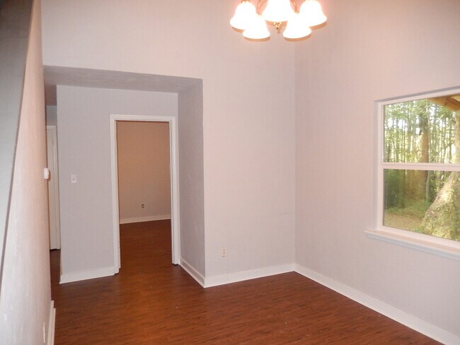 Building Photo - REMODELED 2/1 w/ Loft & Vaulted Ceilings o...