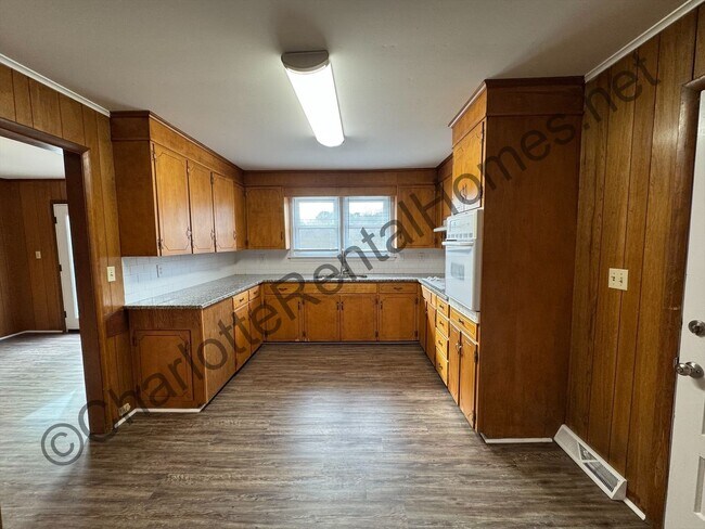 Foto del edificio - Brick ranch with brick workshop