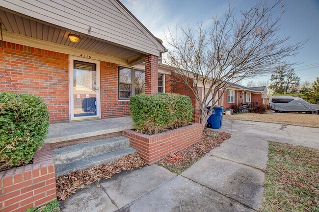 Building Photo - 4 Bed | 2 Bath in Midtown!