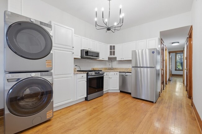 Photo - 823 N Hoyne Ave Apartment