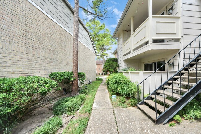 Building Photo - 2800 Jeanetta St
