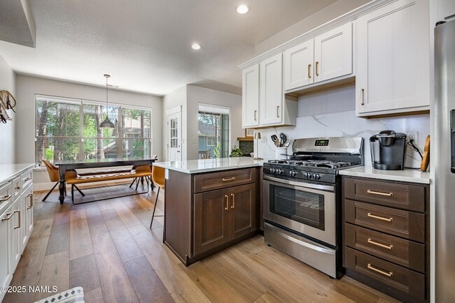 Building Photo - 462 E Twelve Oaks Dr