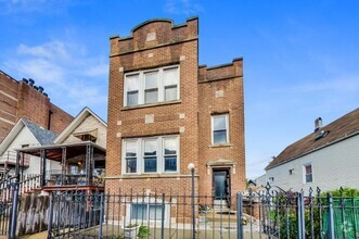 Building Photo - 2436 W Diversey Ave