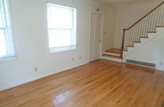 Foto del edificio - 3 Bedroom 2 Bath Duplex